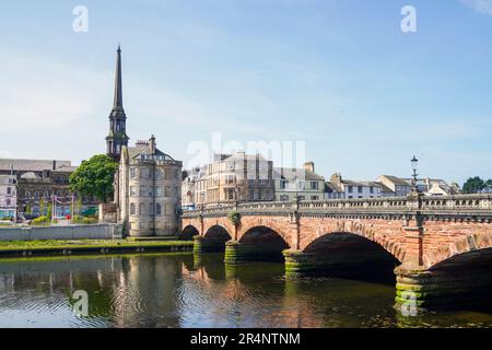 Blick nach Westen entlang des Flusses Ayr in Richtung Ayr New Bridge mit dem Uhrenturm des Rathauses von Ayr, Ayr, Ayrshire, Schottland, Großbritannien Stockfoto