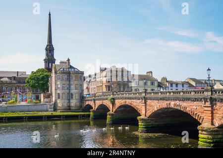 Blick nach Westen entlang des Flusses Ayr in Richtung Ayr New Bridge mit dem Uhrenturm des Rathauses von Ayr, Ayr, Ayrshire, Schottland, Großbritannien Stockfoto