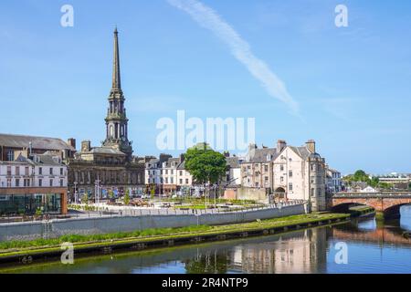 Blick nach Westen entlang des Flusses Ayr in Richtung Ayr New Bridge mit dem Uhrenturm des Rathauses von Ayr, Ayr, Ayrshire, Schottland, Großbritannien Stockfoto