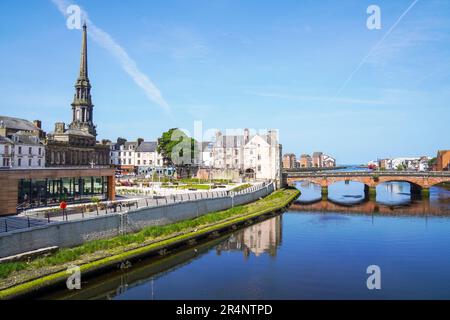 Blick nach Westen entlang des Flusses Ayr in Richtung Ayr New Bridge mit dem Uhrenturm des Rathauses von Ayr, Ayr, Ayrshire, Schottland, Großbritannien Stockfoto