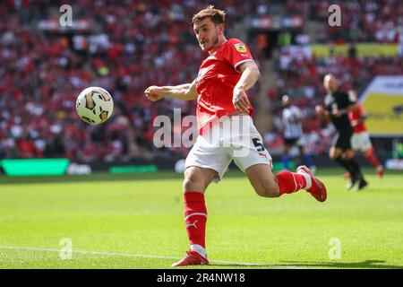 London, Großbritannien. 29. Mai 2023. Liam Kitching #5 von Barnsley lässt den Ball während des Sky Bet League 1 Play-off-Finalspiels Barnsley vs Sheffield am Mittwoch im Wembley Stadium, London, Großbritannien, 29. Mai 2023 (Foto von Gareth Evans/News Images) in London, Großbritannien, am 5./29. Mai 2023 frei. (Foto: Gareth Evans/News Images/Sipa USA) Guthaben: SIPA USA/Alamy Live News Stockfoto