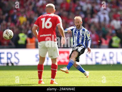 Barry Bannan (rechts) von Sheffield Wednesday versucht während des Sky Bet League One Play-Off-Finales im Wembley Stadium, London, einen Torschuss zu schießen. Foto: Montag, 29. Mai 2023. Stockfoto