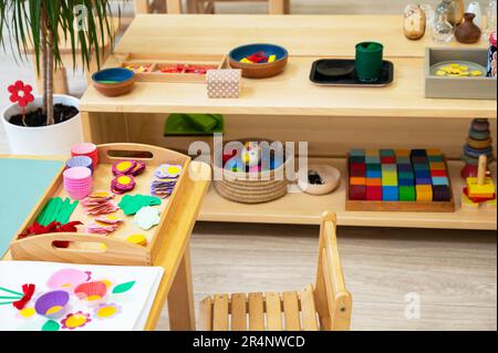 Klassenzimmer des Montessori-Kindergartens. Das farbenfrohe Montessori-Material. Konzept des Lernspielzeugs für Kinder Stockfoto