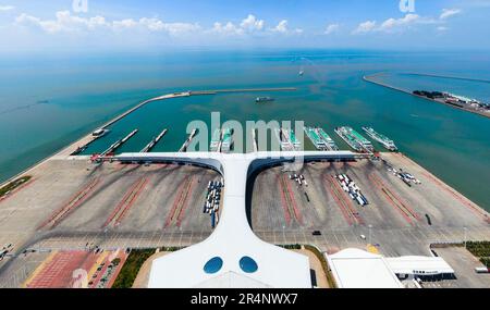 (230529) -- ZHANJIANG, 29. Mai 2023 (Xinhua) -- Dieses Luftfoto wurde am 26. Mai 2023 aufgenommen und zeigt die Aussicht auf den Hafen von Xuwen im Kreis Xuwen in der Stadt Zhanjiang, Südchina Provinz Guangdong. An der östlichen Grenze zum Südchinesischen Meer und im Westen zum Beibu-Golf und südlich gegenüber der Insel Hainan über die Straße von Qiongzhou, Die Stadt Zhanjiang in der südchinesischen Provinz Guangdong verfügt über die größte Fläche an Mangrovenwäldern im ganzen Land und ist eine wichtige Basis für Wasserprodukte. In den letzten Jahren hat die Stadt großen Wert auf die Entwicklung grüner Industrien und der Meereswirtschaft gelegt. (Xinhu Stockfoto