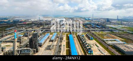 (230529) -- ZHANJIANG, 29. Mai 2023 (Xinhua) -- Dieses Luftfoto wurde am 25. Mai 2023 aufgenommen und zeigt die Fabrik der Zhongke (Guangdong) Raffinerie & Petrochemical Company Limited auf der Donghai-Insel Zhanjiang, Südchina Provinz Guangdong. An der östlichen Grenze zum Südchinesischen Meer und im Westen zum Beibu-Golf und südlich gegenüber der Insel Hainan über die Straße von Qiongzhou, Die Stadt Zhanjiang in der südchinesischen Provinz Guangdong verfügt über die größte Fläche an Mangrovenwäldern im ganzen Land und ist eine wichtige Basis für Wasserprodukte. In den letzten Jahren hat die Stadt großen Wert auf Entwicklung gelegt Stockfoto