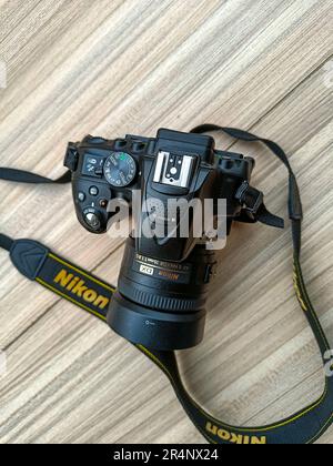 New Delhi, Indien, Mai 28 2028 – Nikon D5300 Kamera mit 35mm F2,8 Objektiv mit Festbrennweite im Hintergrund, Nikon DSLR-Kameraaufnahme Stockfoto