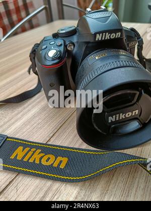 New Delhi, Indien, Mai 28 2028 – Nikon D5300 Kamera mit 35mm F2,8 Objektiv mit Festbrennweite im Hintergrund, Nikon DSLR-Kameraaufnahme Stockfoto