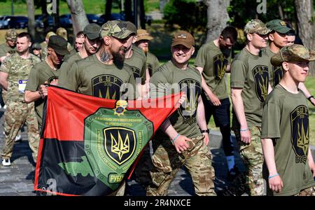 KIEW, UKRAINE - 28. MAI 2023 - Soldaten sind während des 30. Chestnut Run, Kiew, Hauptstadt der Ukraine, abgebildet. Der Chestnut Run ist der größte jährlich stattfindende Lauf Stockfoto