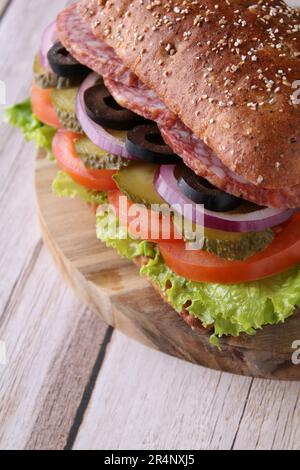 Sandwich mit hausgemachter Wurst auf einem Holzbrett Stockfoto