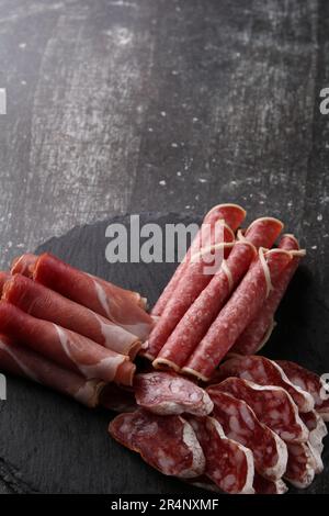 Foto verschiedener Fleischsorten, die auf einer flachen Platte liegen, Draufsicht Stockfoto