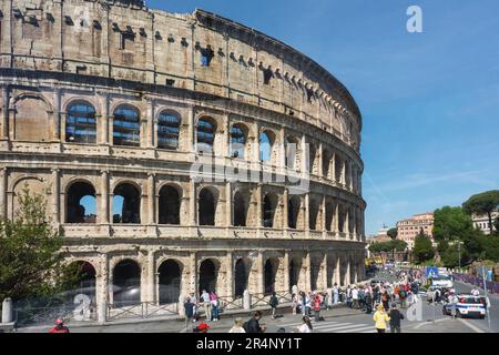 Das Kolosseum in Rom, Italien. Das größte Amphitheater der Welt wurde für Gladiatorenwettbewerbe und öffentliche Spektakel genutzt. Symbol des kaiserlichen Roms. Stockfoto