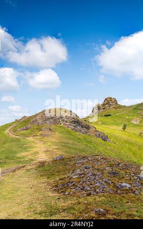 Ein Porträt-Orientierung in Richtung Hope Bowdler Hill in der Gegend von Shropshire Hills von Natural Beauty AONB an einem Blue Sky Spring Day mit dem Gaer Stone Stockfoto