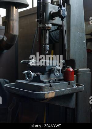 Eine Säulenbohrmaschine in einer Technikwerkstatt. Stockfoto