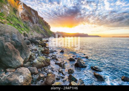 Wunderschöne Landschaft mit Basaltfelsformationen am schwarzen Strand Reynisfjara in der Nähe des Dorfes Vik. Lage: Reynisfjara Beach, Vik Village, Island ( Stockfoto