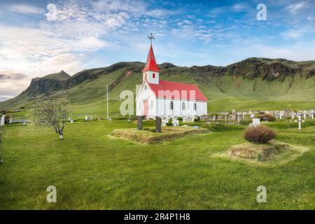 Reyniskirkja - eine typisch isländische Kirche auf dem Weg zum Reynisfjara Strand. Standort: Dorf Vik i Myrdal, Island, Europa Stockfoto