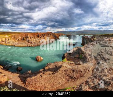 Atemberaubende Landschaft mit dem mächtigen Godafoss-Wasserfall. Dramatischer Himmel über Godafoss. Standort: Bardardalur Valley, Skjalfandafljot River, Island, Stockfoto