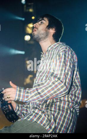 OASIS, BE HERE NOW TOUR, 1997: Liam Gallagher von Oasis in der Cardiff International Arena CIA auf der Be Here Now Tour in Cardiff, Wales, Großbritannien am 10. Dezember 1997. Foto: Rob Watkins Stockfoto
