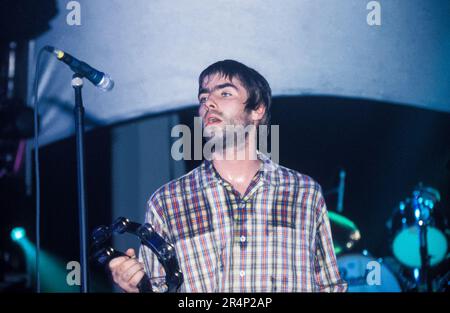 OASIS, BE HERE NOW TOUR, 1997: Liam Gallagher von Oasis in der Cardiff International Arena CIA auf der Be Here Now Tour in Cardiff, Wales, Großbritannien am 10. Dezember 1997. Foto: Rob Watkins Stockfoto