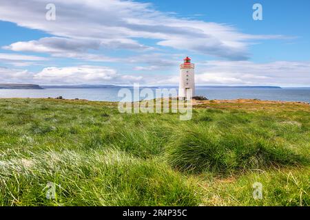 Atemberaubender Blick auf den Leuchtturm Skarsviti auf der Halbinsel Vatnsnes an einem klaren Tag in Nordisland. Aufenthaltsort: Hvammstangi, Halbinsel Vatnsnes, Island, E Stockfoto