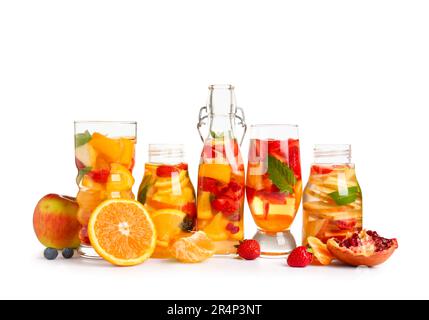 Gläser und Flaschen mit aufgefülltem Wasser mit verschiedenen Obstscheiben auf weißem Hintergrund Stockfoto