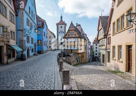 Plönlein in der historischen Altstadt von Rothenburg ob der Tauber. Alte historische Häuser und Tortürme. Stockfoto