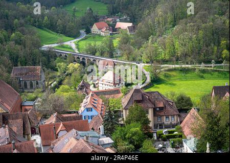 Rothenburg ob der Tauber aus der Vogelperspektive mit der Doppelbrücke. Historische Brücke über den Tauber. Stockfoto