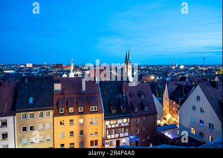 Blick auf die Nürnberger Altstadt bei Nacht vom Schloss Nürnberg Stockfoto