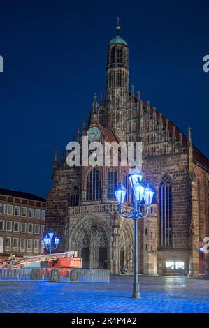 Blaue Straßenlaternen vor der Frauenkirche in Nürnberg. Die blaue Nacht 2023. Stockfoto