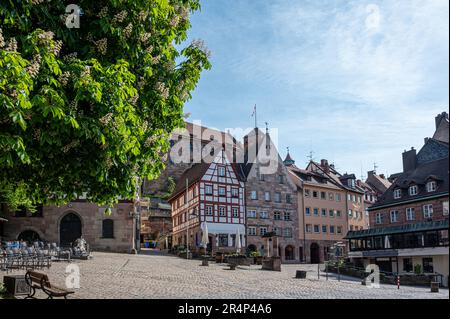 Stadtplatz mit Fachwerkhäusern in Nürnberg. Historische Altstadt. Stockfoto