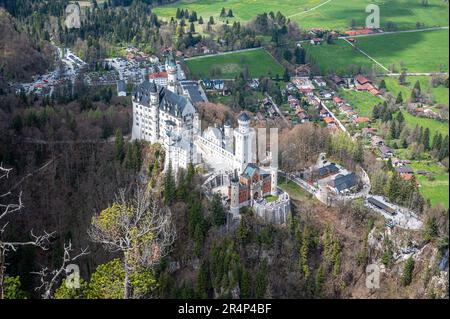 Blick auf Schloss Neuschwanstein und das Alpental in der Nähe von Füssen von oben, Deutschland Stockfoto