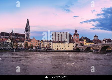 Alte mittelalterliche Steinbrücke und historische Altstadt in Regensburg. Stockfoto