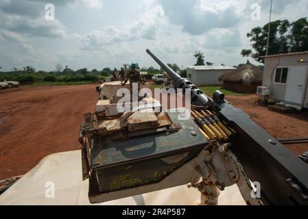 Ein Friedenskonvoi der Vereinten Nationen ist auf einer unbefestigten Straße in der Demokratischen Republik Kongo in der Nähe von Dura tätig. Die 0,50 Kaliber m2 Browning Maschinenpistole ist mit scharfen Schüssen bewaffnet und wird von Militärpersonal der marokkanischen Armee betrieben Stockfoto