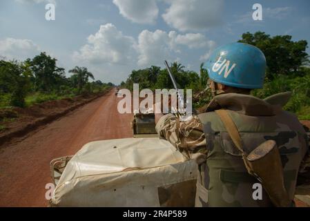 Ein Friedenskonvoi der Vereinten Nationen ist auf einer unbefestigten Straße in der Demokratischen Republik Kongo in der Nähe von Dura tätig. Die 0,50 Kaliber m2 Browning Maschinenpistole ist mit scharfen Schüssen bewaffnet und wird von Militärpersonal der marokkanischen Armee betrieben Stockfoto