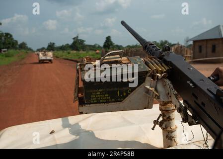 Ein Friedenskonvoi der Vereinten Nationen ist auf einer unbefestigten Straße in der Demokratischen Republik Kongo in der Nähe von Dura tätig. Die 0,50 Kaliber m2 Browning Maschinenpistole ist mit scharfen Schüssen bewaffnet und wird von Militärpersonal der marokkanischen Armee betrieben Stockfoto