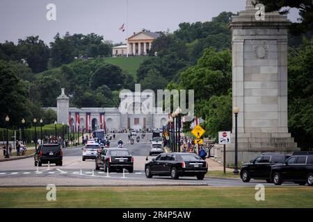 Washington, Usa. 29. Mai 2023. Die Autokolonne des Präsidenten trifft am Montag, den 29. Mai, auf dem Arlington National Cemetery in Arlington, Virginia, USA ein. 2023. Präsident Biden und der Parlamentssprecher brachten ihre Zuversicht zum Ausdruck, dass ihre Vereinbarung über die Schuldenobergrenze den Kongress passieren wird, wodurch ein historischer US-Zahlungsausfall verhindert und gleichzeitig der Kurs für die Staatsausgaben bis nach den Wahlen von 2024 gesetzt wird. Foto von Ting Shen/Pool/ABACAPRESS.COM Guthaben: Abaca Press/Alamy Live News Stockfoto