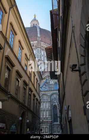 Der Dom der Kathedrale Santa Maria del Fiore erhebt sich über die engen Gassen von Florenz Stockfoto