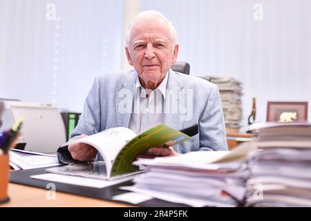 Heidelberg, Deutschland. 10. Juni 2016. Nobelpreisträger für Medizin Harald zur Hausen sitzt in seiner Praxis am Deutschen Krebsforschungszentrum (DKFZ). Zur Hausen verstarb am 28. Mai 2023. Im Alter von 87 Jahren kündigte das Deutsche Krebsforschungszentrum (DKFZ) in Heidelberg den 29. Mai an. Kredit: Picture Alliance/Uwe Anspach/dpa/Alamy Live News Stockfoto