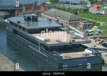 Blick von oben auf das neue Battery Powered Electric Event-Schiff OCEAN DIVA an seinem Stützpunkt in den Royal Docks von London. Stockfoto