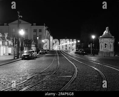 Nachts in Brüssel, Straßenbahnlinien Stockfoto