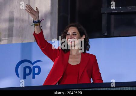 Madrid, Spanien. 29. Mai 2023. Isabel Diaz Ayuso, Präsidentin der Gemeinschaft Madrid, begrüßt ihre Anhänger von einem der Balkone des Parteihaupts. Die spanische Volkspartei hat sich selbst zum Sieger der in Spanien abgehaltenen Regional- und Kommunalwahlen erklärt. Kredit: SOPA Images Limited/Alamy Live News Stockfoto