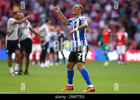 Der Liam Palmer von Sheffield Wednesday feiert die Beförderung zur Sky Bet Championship nach dem Sieg im Sky Bet League One Play-Off-Finale im Wembley Stadium, London. Foto: Montag, 29. Mai 2023. Stockfoto