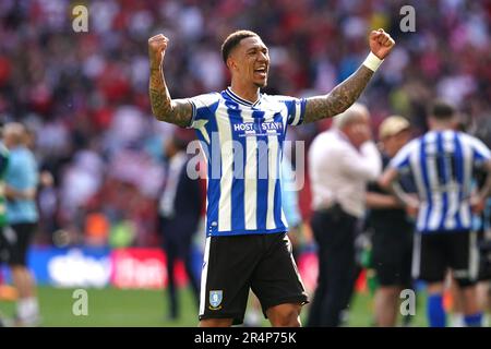 Der Liam Palmer von Sheffield Wednesday feiert die Beförderung zur Sky Bet Championship nach dem Sieg im Sky Bet League One Play-Off-Finale im Wembley Stadium, London. Foto: Montag, 29. Mai 2023. Stockfoto