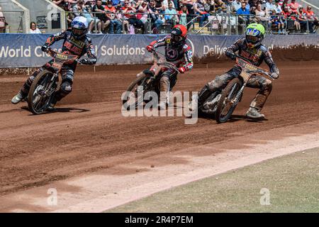 Manchester, Großbritannien. 29. Mai 2023 (l - r) Steve Worrall (Weiß) Tom Brennan (Rot) und Leon Flint (Gelb) während des Sports Insurure Premiership-Spiels zwischen Belle Vue Aces und Wolverhampton Wolves im National Speedway Stadium, Manchester, am Montag, den 29. Mai 2023. (Foto: Ian Charles | MI News) Guthaben: MI News & Sport /Alamy Live News Stockfoto