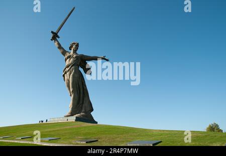 "The Motherland Calls", der höchste Staat der Welt, befindet sich in Mamajew Kurgan, Wolgograd (ehemals Stalingrad) in der Russischen Föderation. Es erinnert an die Schlacht von Stalingrad, die im Großen Vaterländischen Krieg, dem 2. Weltkrieg, zwischen den Nazis und der Sowjetunion geführt wurde Stockfoto