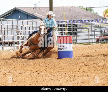 Barrel Racing für Damen in Guthrie Oklahoma. Stockfoto