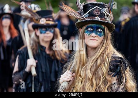 Die Beltane Border Morris wurde bei einer Abendvorstellung am Rande von Dartmoor, Devon, Großbritannien, gezeigt. Stockfoto