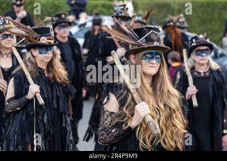 Die Beltane Border Morris wurde bei einer Abendvorstellung am Rande von Dartmoor, Devon, Großbritannien, gezeigt. Stockfoto