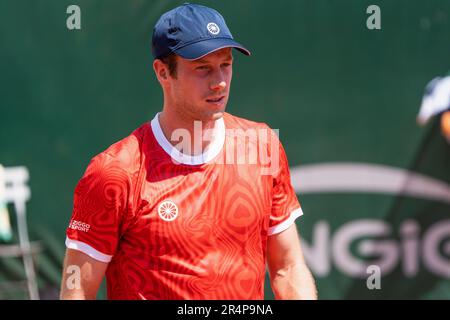 Paris, Frankreich. 29. Mai 2023. PARIS, FRANKREICH - 29. MAI: Botic van de Zandschulp der Niederlande schaut gegen Thiago Agustin Tirante aus Argentinien während des ersten Runde-Spiels der Herren im Singles an Tag 2 der 2023 French Open in Roland Garros am 29. Mai 2023 in Paris, Frankreich. (Foto: Marleen Fouchier/BSR Agency) Kredit: BSR Agency/Alamy Live News Stockfoto