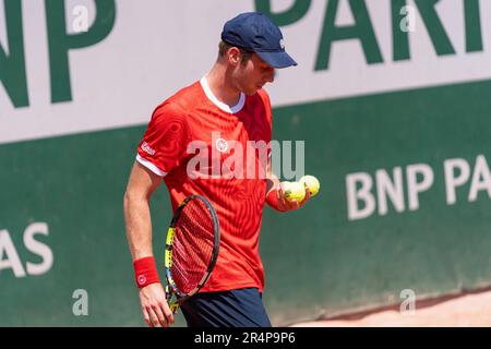 Paris, Frankreich. 29. Mai 2023. PARIS, FRANKREICH - 29. MAI: Botic van de Zandschulp der Niederlande schaut gegen Thiago Agustin Tirante aus Argentinien während des ersten Runde-Spiels der Herren im Singles an Tag 2 der 2023 French Open in Roland Garros am 29. Mai 2023 in Paris, Frankreich. (Foto: Marleen Fouchier/BSR Agency) Kredit: BSR Agency/Alamy Live News Stockfoto