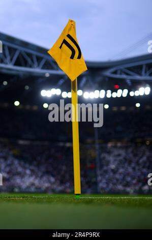 Turin, Italien. 28. Mai 2023 Vor dem Fußballspiel der Serie A zwischen dem FC Juventus und dem AC Mailand ist eine Eckflagge mit dem Logo des FC Juventus zu sehen. Kredit: Nicolò Campo/Alamy Live News Stockfoto